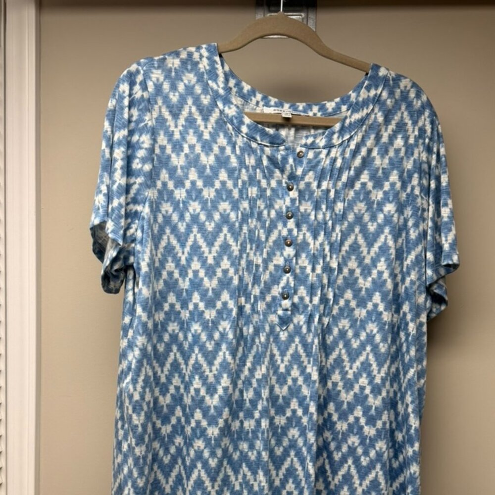 Women's 1X blue and ivory short sleeve shirt with pin tucks and buttons on front